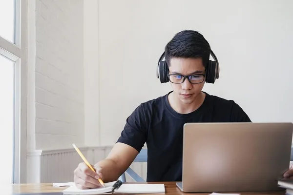Những câu hỏi thường gặp trong chương trình học thạc sĩ trực tuyến