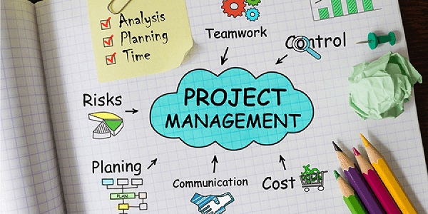 Project manager là người quản lý dự án, đơn giản là người định lịch, thời gian, quản lý tài nguyên